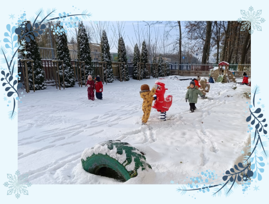 dzieci bawiące się na placu w śniegu