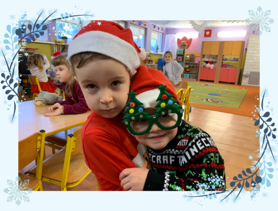 dwóch chłopców w czerwonych czapkach mikołajowych i okularach świątecznych