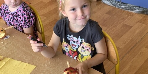 dziecko i jego potworek z jabłka