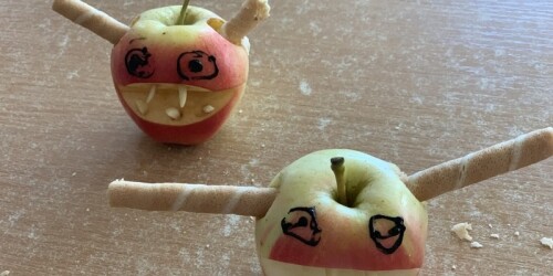 dwa jabłkowe potworki