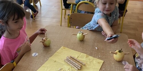 dzieci przy tworzeniu potworków jabłowych