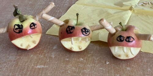 trzy jabłkowe potworki