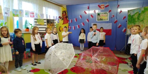 dzieci ustawione w półkole śpiewają piosenki 3