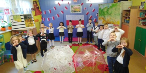 Dzieci mówią wiersze na występie dla przedszkola