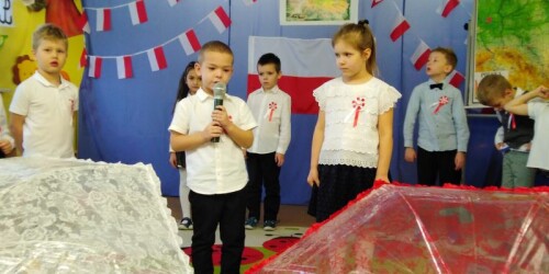 Dzieci mówią wiersze podczas występu