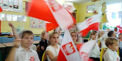 dzieci machają państwowymi flagami 4