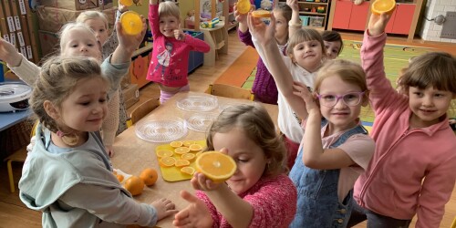 dzieci pokazują wybrane przez siebie plastry pomarańczy