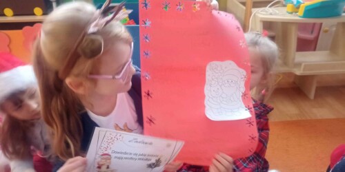 Dziewczynki pokazują zadanie i list od Mikołaja