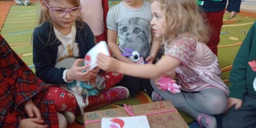 Dzieci rozpakowują prezent