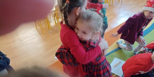 Dwie dziewczynki się przytulają