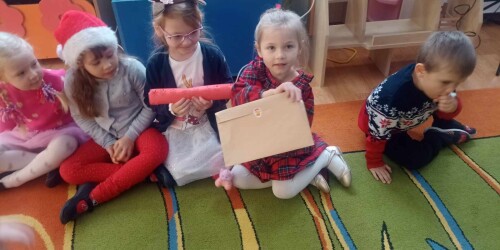 Dziewczynki trzymają kopertę z zadaniem