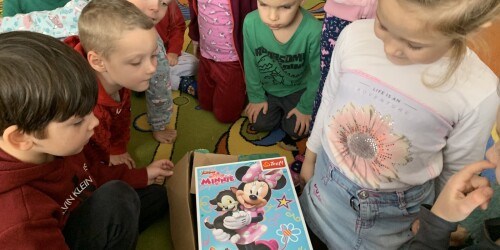 dzieci odpakowują prezent - puzzle