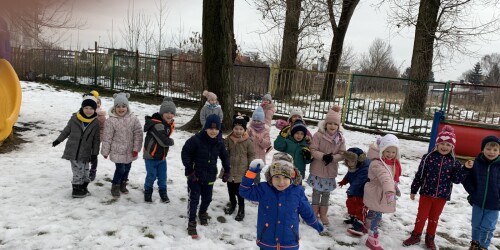 grupa dzieci rzuca śnieżkami