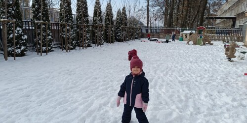 dziewczynka stoi na śniegu