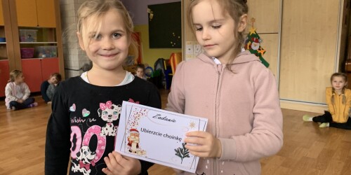 dziewczynki pokazują kartkę z zadaniem