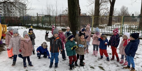 dzieci rzucają śnieżkami