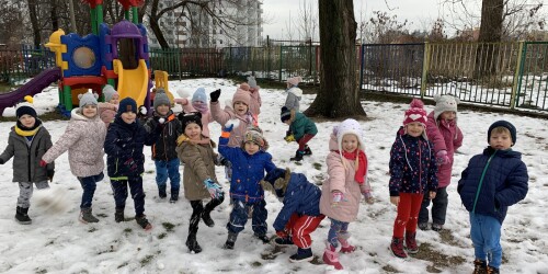 zabawy dzieci na śniegu