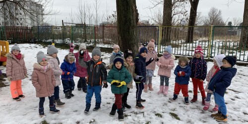 dzieci celują śnieżkami