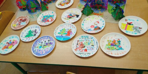 Świąteczne obrazki z papierowych talerzyków wykonane przez dzieci