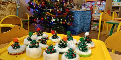 stroiki świąteczne z szyszek wykonane przez dzieci