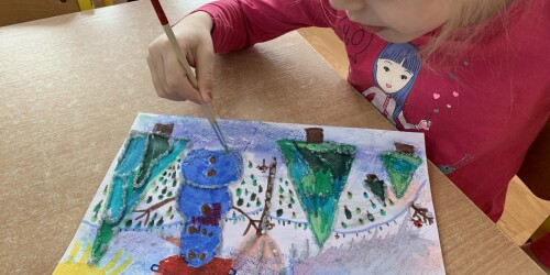 obrazek zimowych drzew malowany przez dziecko