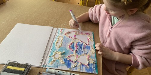 dziecko maluje flamastrami wodnymi na kartce