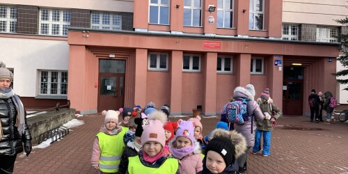 dzieci przed budynkiem szkoły