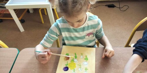 2. Dzieci malują obrazy na płótnie
