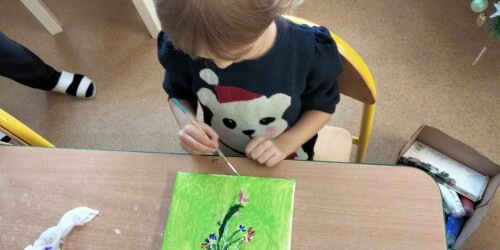 3. Dzieci malują obrazy na płótnie