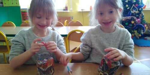 3. Dzieci wykonują wazoniki ze słoiczków i serwetek