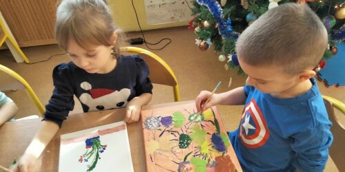 1. Dzieci malują obrazy na płótnie