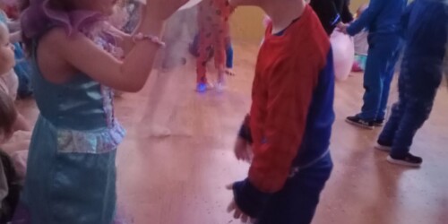 para dzieci tańcząca z balonikiem