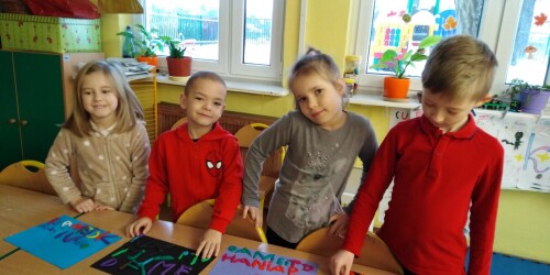 Dzieci prezentują prace  - literki z plasteliny