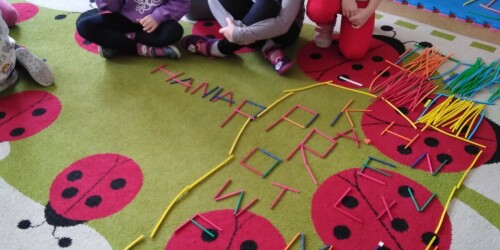 Dzieci układają literki z patyczków