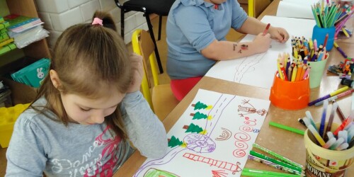 3. Dzieci rysują drogę do Literkowa