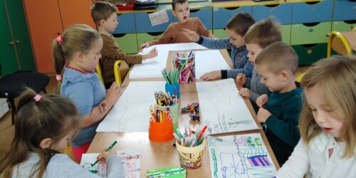 4. Dzieci rysują drogę do Literkowa