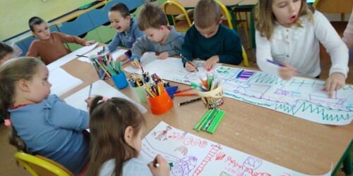 5. Dzieci rysują drogę do Literkowa
