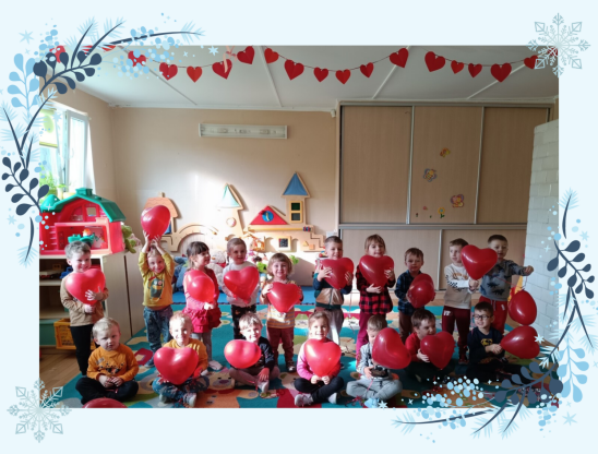 grupa dzieci ubrana na czerwono z czerwonymi balonami pozuje do zdjęcia