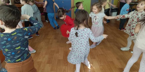 dziewczynki tańczą w kole