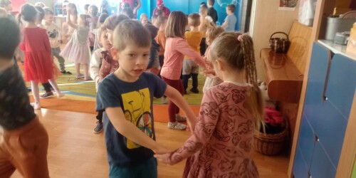 dzieci tańczą w kółeczku