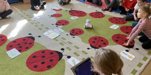 dzieci siedzą na dywanie - jedno z nich steruje robotem 5