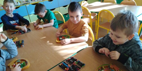 8. Dzieci malują drewniane pisanki