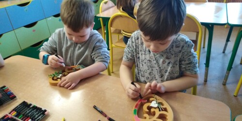 7. Dzieci malują drewniane pisanki
