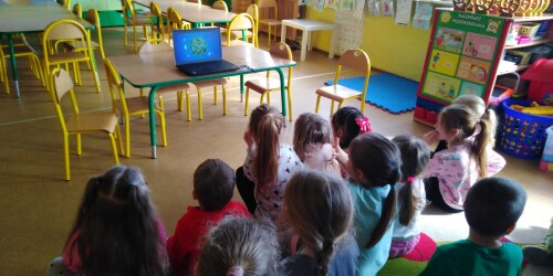 2. Grupa dzieci oglądająca film edukacyjny 