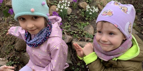 dwie dziewczynki wskazują kwitnące kwiatki 2