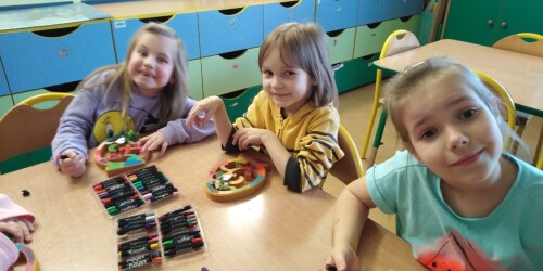 3. Dzieci malują drewniane pisanki