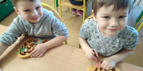 6. Dzieci malują drewniane pisanki