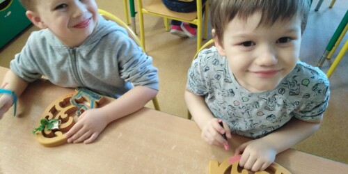 Chłopcy malują drewniane pisanki