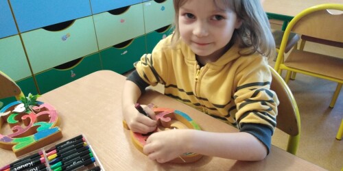 5. Dzieci malują drewniane pisanki