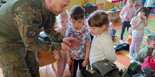 żołnierz z dziećmi
